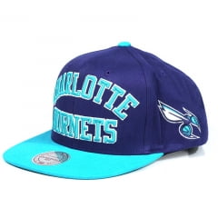 Boné Charlotte Hornets Mitchell & Ness Letreiro Roxo Boné Charlotte Hornets Mitchell & Ness Letreiro Roxo